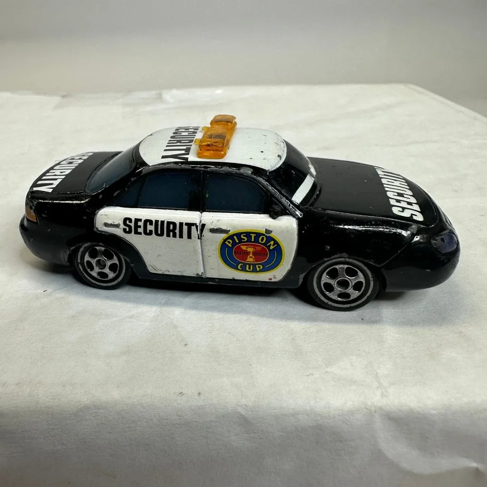 Disney Pixar Cars Marlon Clutches Security Vehicle Black White‎ Piston Cup Toy